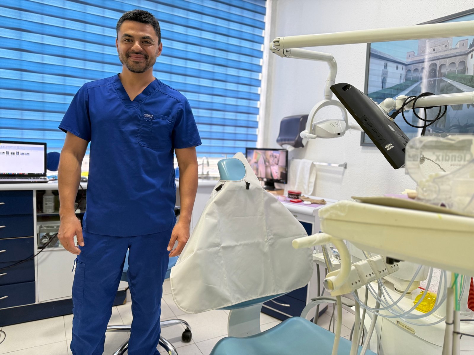 Dr. Emmanuel Hernández Ramos en la clínica Rehabilitarte